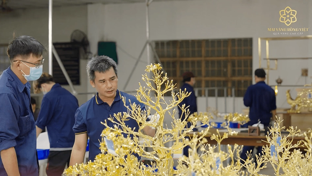 Mỗi sản phẩm tại Mai Vàng Rồng Việt là một kiệt tác, kết tinh từ bàn tay tài hoa và tâm huyết của những nghệ nhân lão luyện.