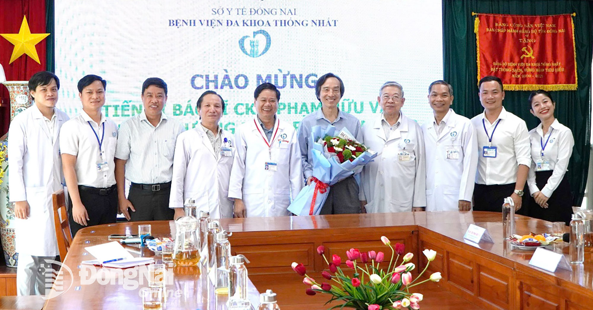 Lãnh đạo Bệnh viện Đa khoa Thống Nhất - Đồng Nai tặng hoa cảm ơn sự quan tâm chia sẻ về lĩnh vực tim mạch và tim mạch can thiệp của TS. BS chuyên khoa II Phạm Hữu Văn. Ảnh: Xuân Hiệp