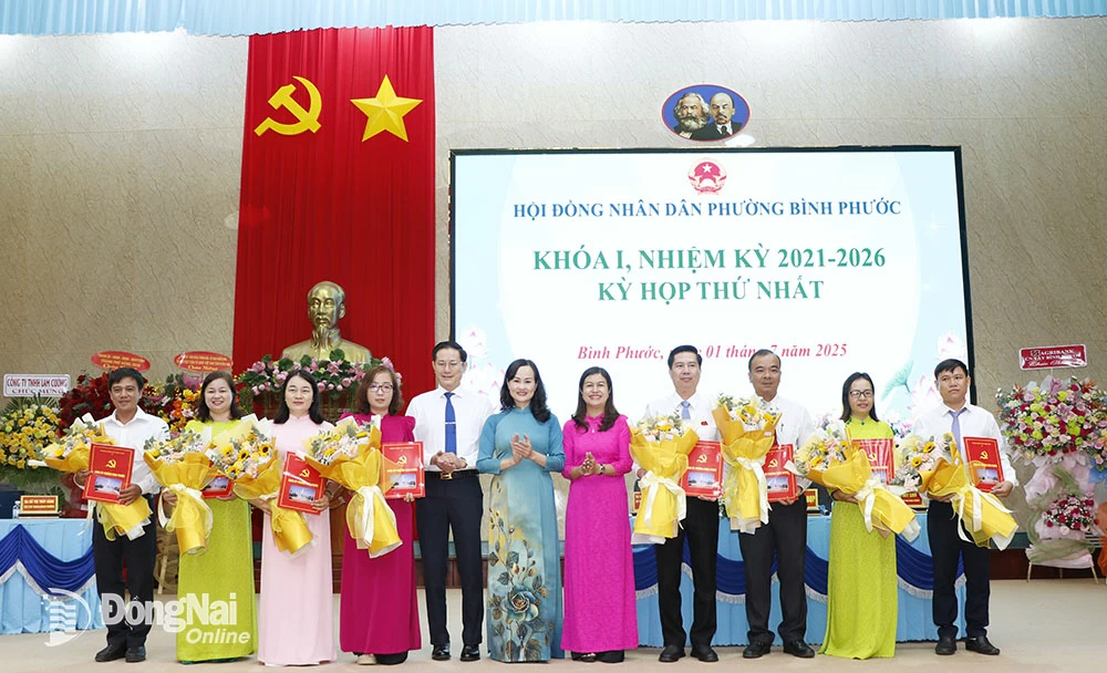 Thường trực và các ban của HĐND phường Bình Phước ra mắt.