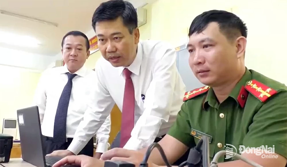 Bí thư Đảng ủy và Chủ tịch UBND phường Viên Hồng Tiến kiểm tra công tác tiếp dân của Công an phường. Ảnh: V.Nhuệ