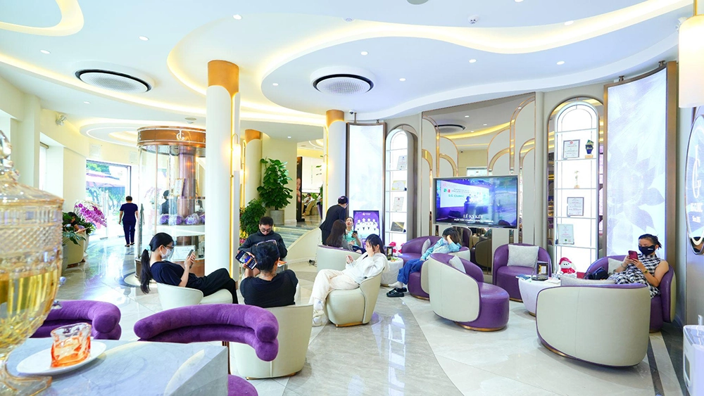 Viện thẩm mỹ LG Clinic sở hữu không gian rộng rãi, hiện đại, sẵn sàng tiếp đón lượng lớn khách hàng mỗi ngày.