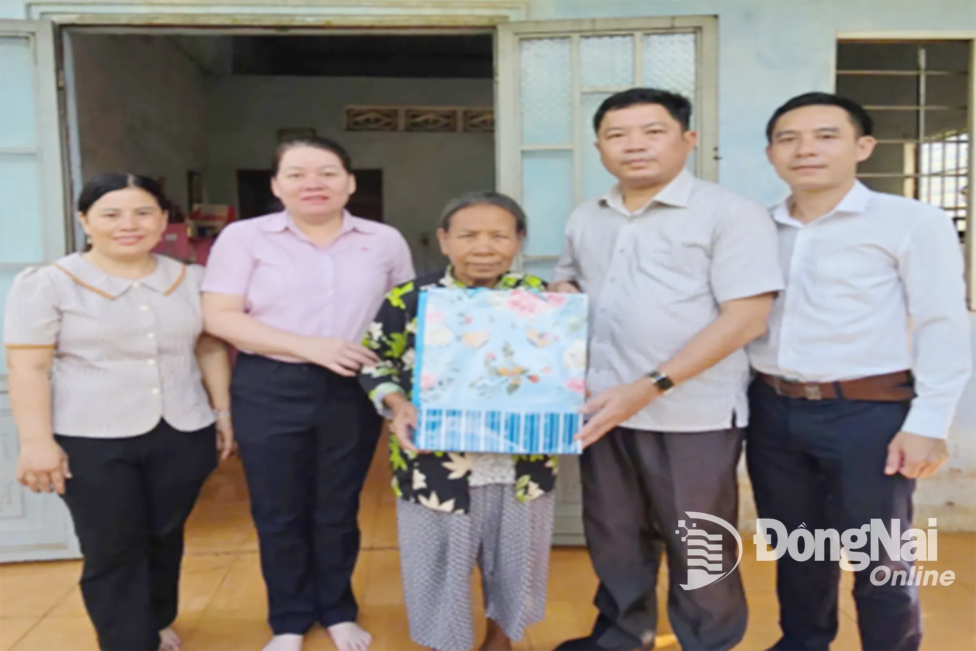 Ban Tổ chức trao quà cho bà Lý Thị Sinh. Ảnh: Phước Hiệp