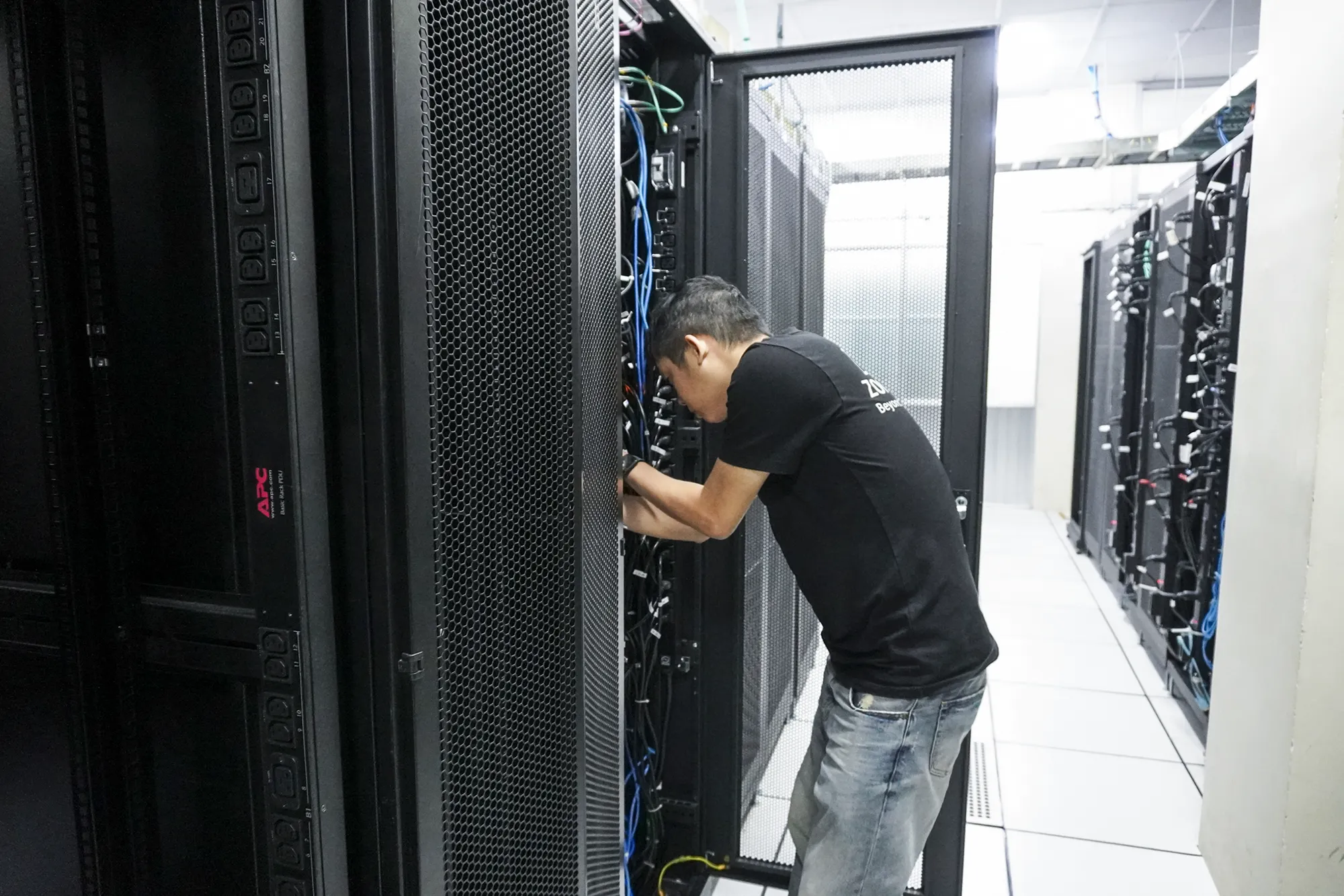 ZoneCloud đầu tư hạ tầng hiện đại với đội ngũ kỹ thuật chuyên nghiệp, mang đến giải pháp VPS hiệu suất cao tại Việt Nam.