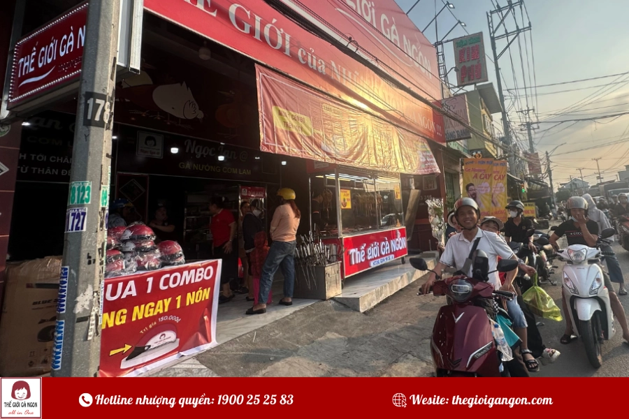 Giới trẻ, nhân viên văn phòng và người lao động - nhóm khách hàng chính của Thế giới gà ngon tại Nhơn Trạch.