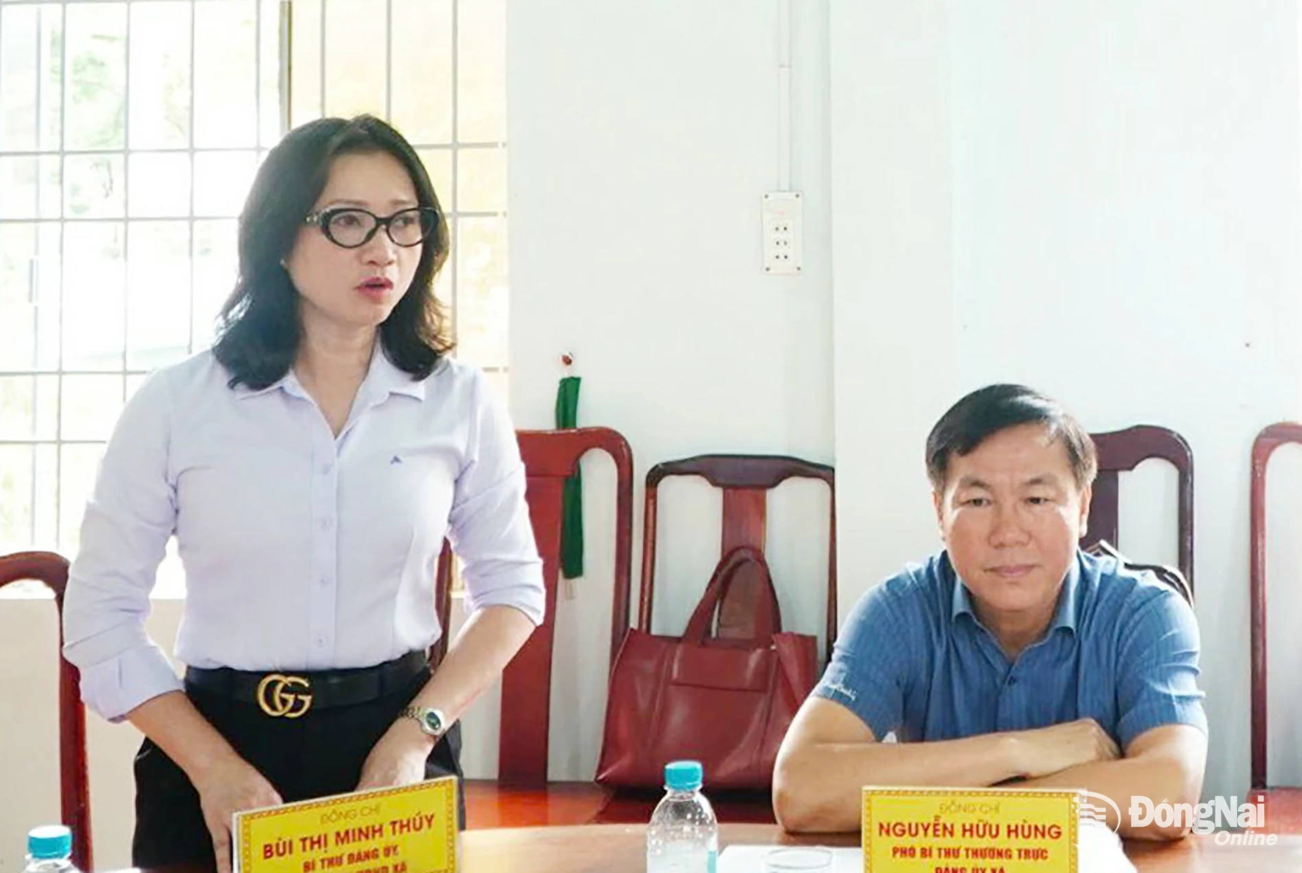 Bí thư Đảng ủy, Chủ tịch HĐND xã Bùi Thị Minh Thúy phát biểu tiếp thu ý kiến chỉ đạo. Ảnh: Văn Đoàn 