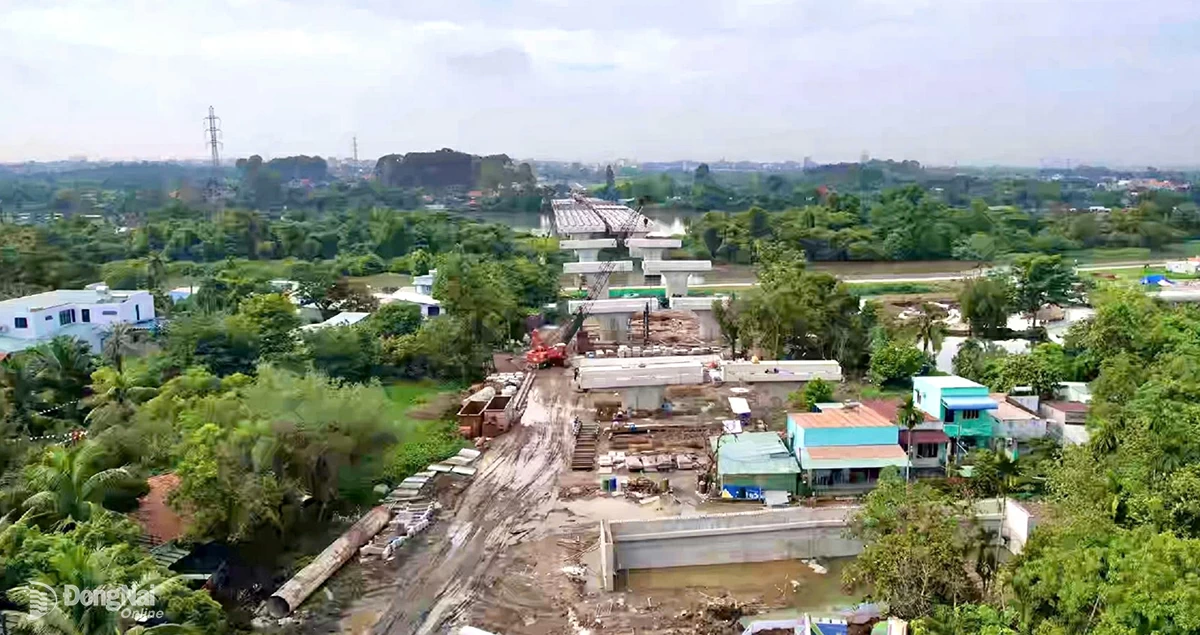 Thi công hạng mục cầu Thống Nhất, Dự án Đường trục trung tâm thành phố Biên Hòa, một trong những dự án trọng điểm được triển khai trên địa bàn phường Trấn Biên. Ảnh:P.Tùng