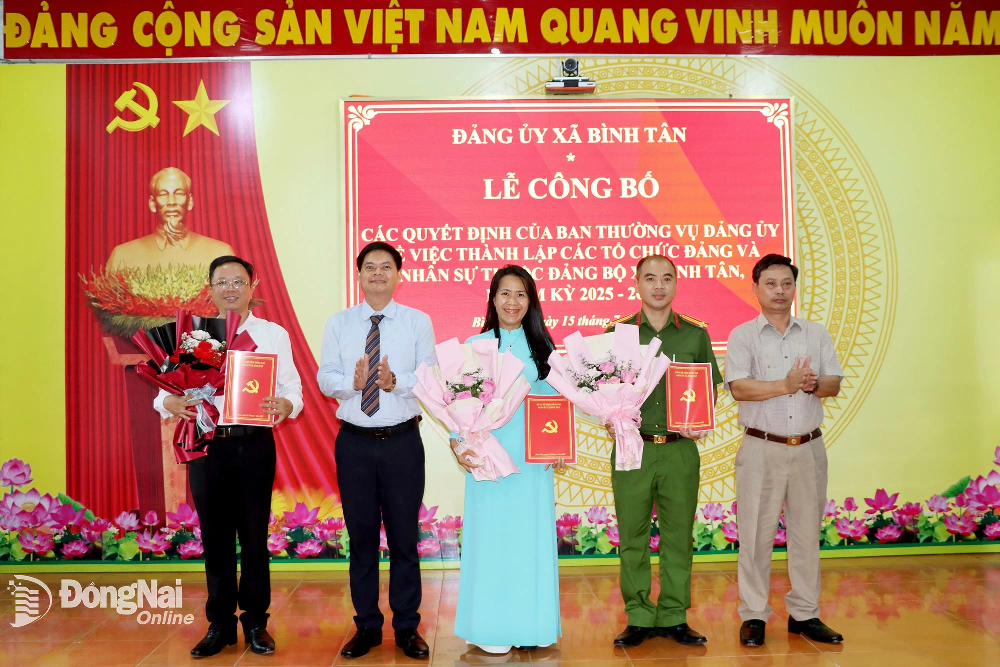 Trao các quyết định thành lập cơ sở đảng trực thuộc Đảng bộ xã Bình Tân. Ảnh: Thanh Mảng