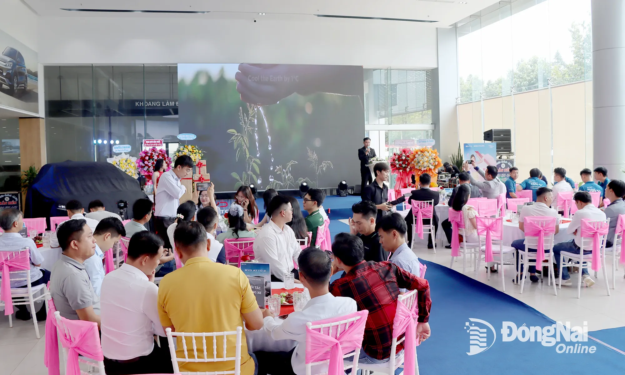 Đại diện BYD Việt Nam, Shoroom Bình Phước và khách hàng tham dự chương trình lễ ra mắt xe điện BYD Atto 2