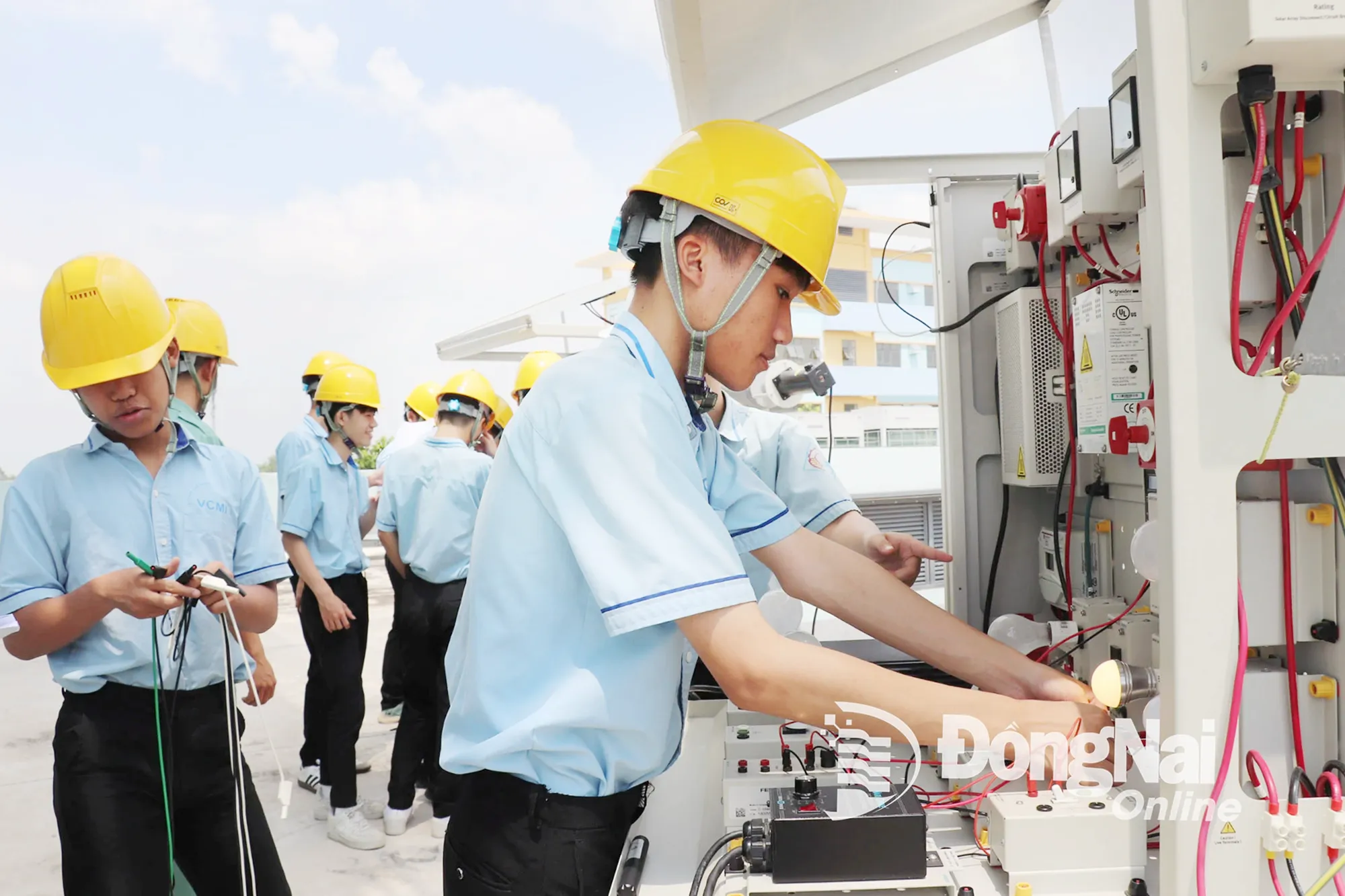 Học sinh Trường cao đẳng Cơ giới và thủy lợi (đóng tại phường Hố Nai) trong giờ thực hành nghề. Ảnh: Hải Yến