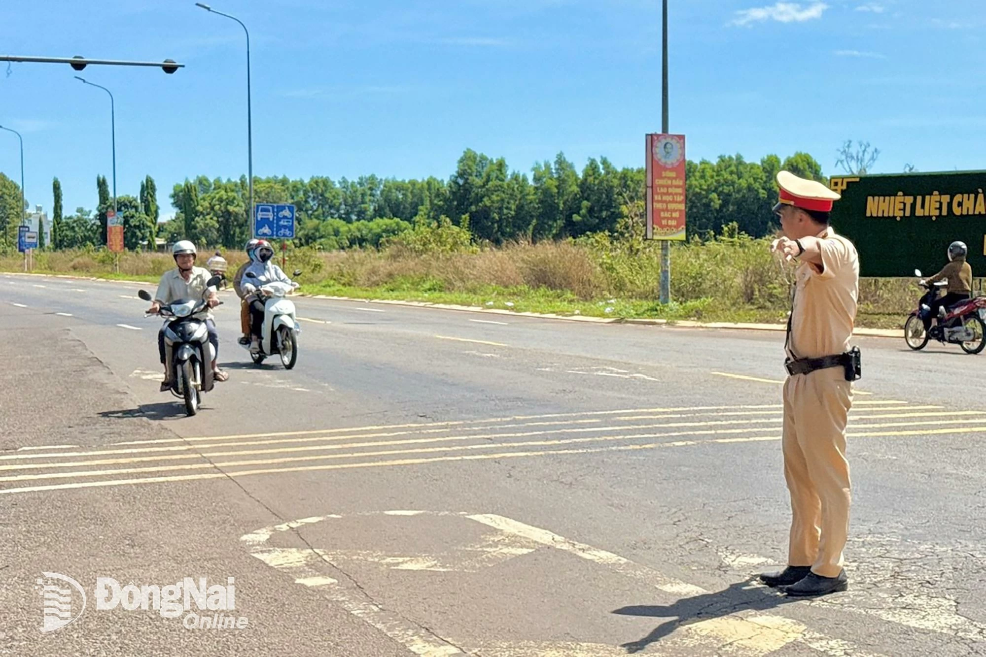 Lực lượng cảnh sát giao thông kiểm soát các phương tiện di chuyển trên quốc lộ 56, địa bàn xã Cẩm Mỹ, tỉnh Đồng Nai. Ảnh: Đăng Tùng
