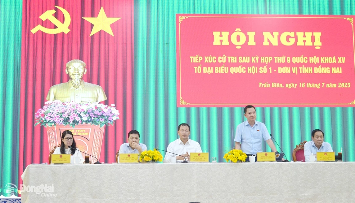 Các đại biểu Quốc hội tại buổi tiếp xúc cử tri chiều 16-7. Ảnh: Phương Hằng