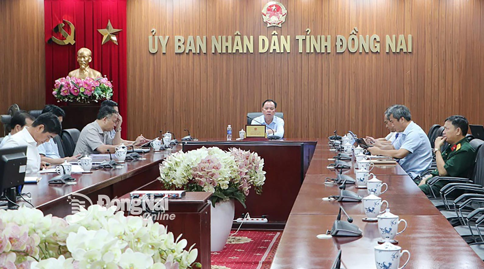 Đồng chí Võ Tấn Đức, Phó Bí thư Tỉnh ủy, Chủ tịch UBND tỉnh Đồng Nai chủ trì hội nghị tại điểm cầu UBND tỉnh Đồng Nai. Ảnh: Phạm Tùng