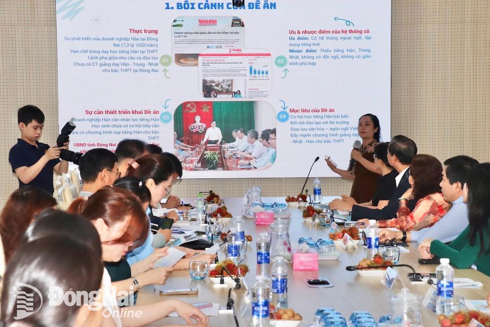 Đại diện Trường đại học Lạc Hồng báo cáo tổng kết chương trình thí điểm dạy tiếng Hàn trong trường trung học phổ thông. Ảnh: Hải Yến