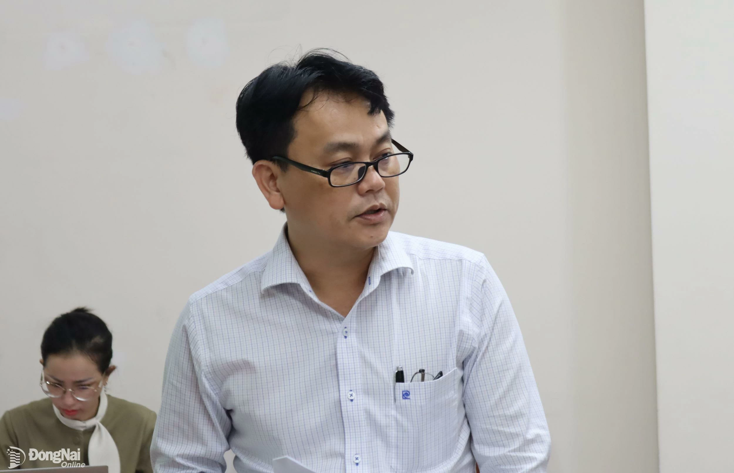 Ông Phạm Đức Hoàng, Phó chủ tịch UBND phường Trấn Biên báo cáo với UBND tỉnh về tiến độ di dời các hộ dân ở Khu công nghiệp Biên Hòa 1. Ảnh: Hoàng Lộc