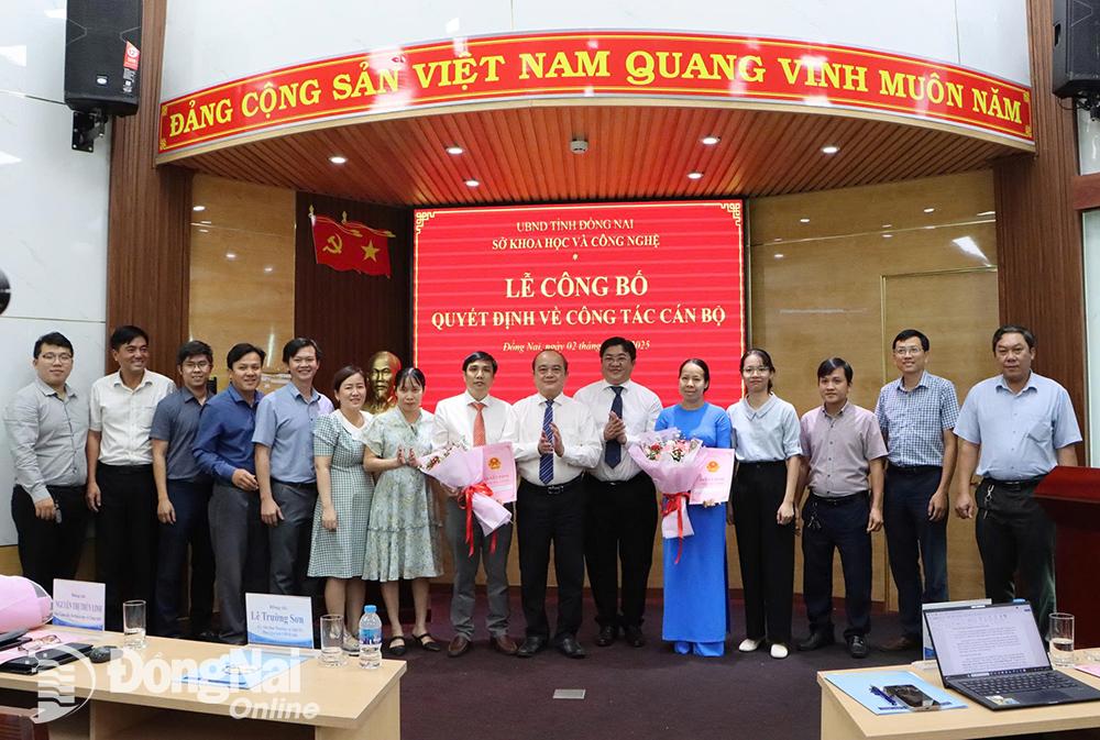 Lãnh đạo Sở chúc mừng các trưởng, phó phòng mới. Ảnh: Thảo Quế
