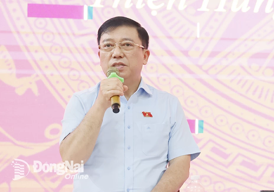 Đại biểu Quốc hội tỉnh Đồng Nai Nguyễn Tuấn Anh giải đáp kiến nghị của cử tri. Ảnh: Như Tình