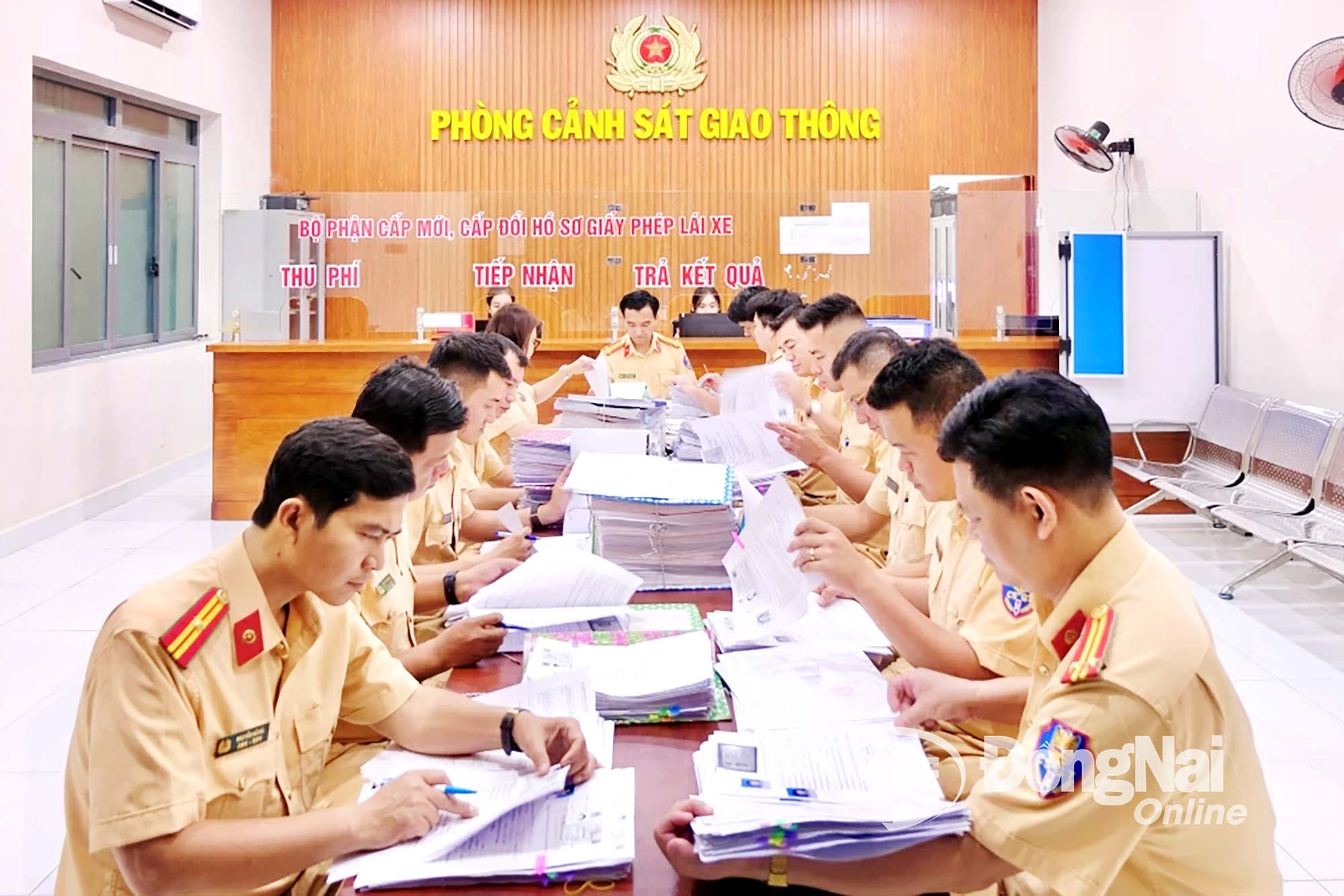 Đội Sát hạch, cấp giấy phép lái xe (Phòng Cảnh sát giao thông Công an tỉnh) huy động cán bộ làm việc ban đêm để kiểm tra, xét duyệt hồ sơ của các thí sinh trước khi sát hạch lái xe. Ảnh: Đăng Tùng.