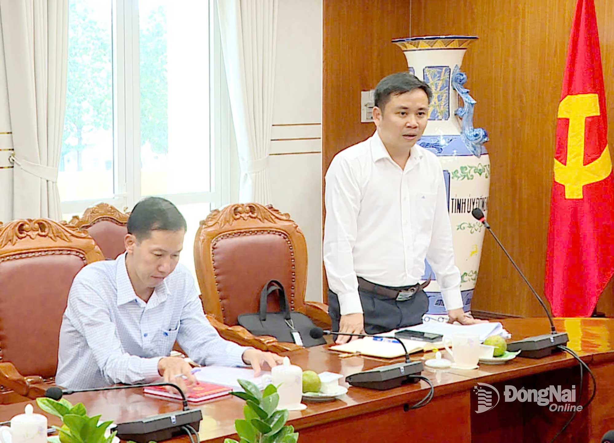 
Tỉnh ủy viên, Bí thư Đảng ủy xã Trị An Nguyễn Thanh Tú báo cáo tại hội nghị. Ảnh: Duy Tân