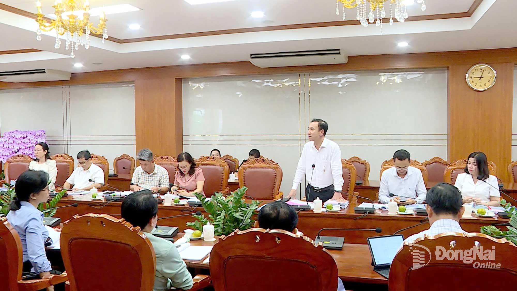 
Phó Chánh Văn phòng Tỉnh ủy Nguyễn Xuân Cường góp ý cho văn kiện Đại hội Đảng các xã, phường. Ảnh: Duy Tân