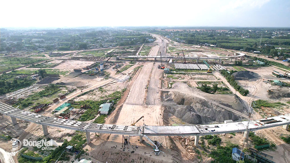 Dự án Đường cao tốc Biên Hòa - Vũng Tàu đi qua tỉnh Đồng Nai (thuộc địa phận xã Long Thành mới) được đẩy nhanh tiến độ sau khi được tỉnh bàn giao mặt bằng. Ảnh: Minh Tuệ