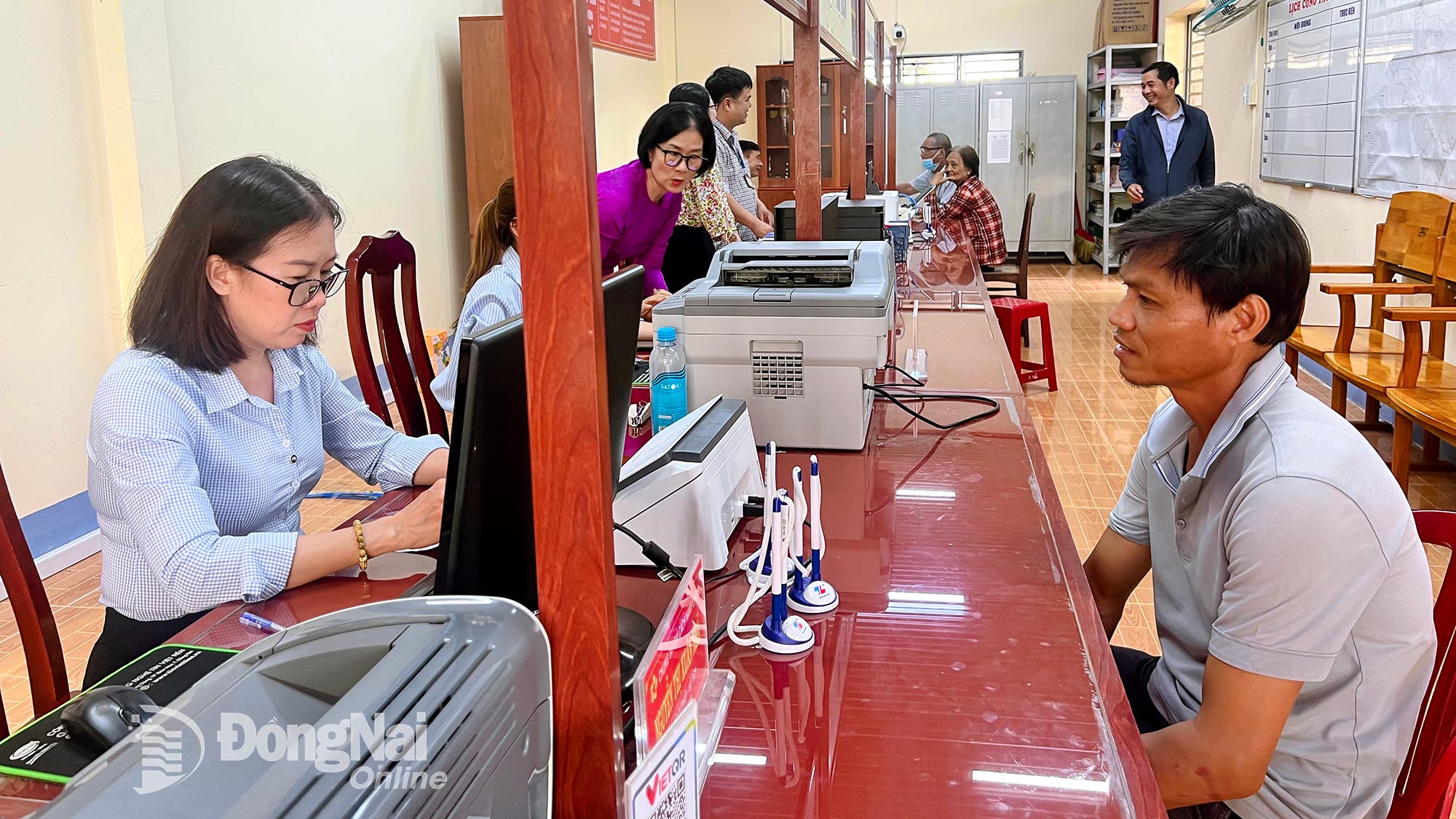 Chuyên viên Trung tâm Phục vụ hành chính công xã Phú Vinh hỗ trợ người dân thực hiện các thủ tục hành chính.