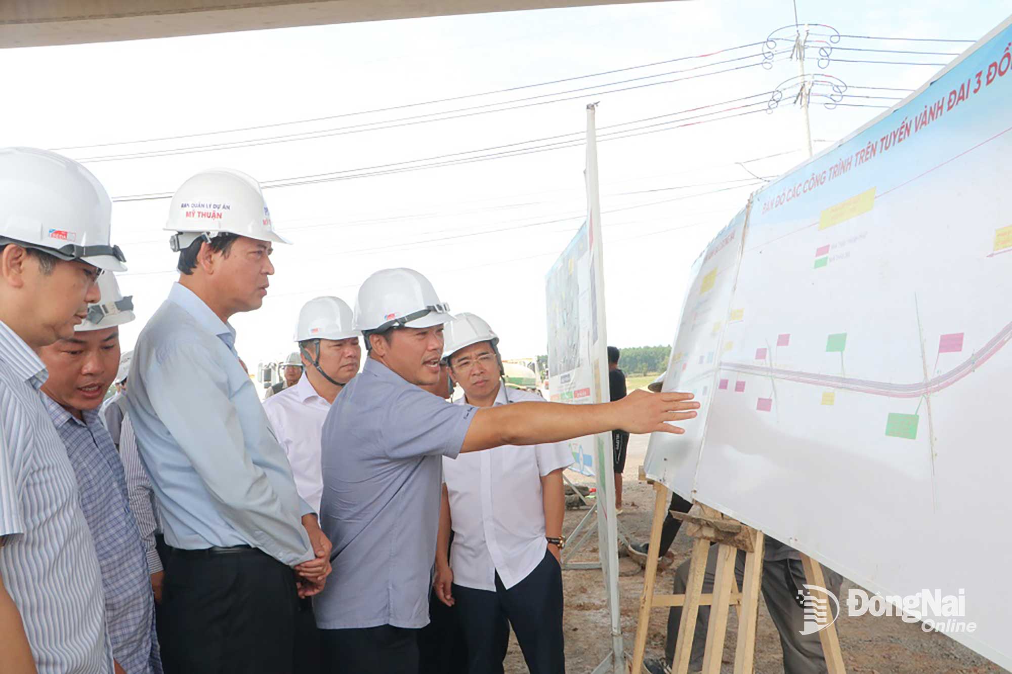 Đại diện Ban Quản lý dự án đầu tư xây dựng tỉnh báo cáo tiến độ thi công Dự án Thành phần 3, Dự án đường Vành đai 3 - Thành phố Hồ Chí Minh. Ảnh: Phạm Tùng