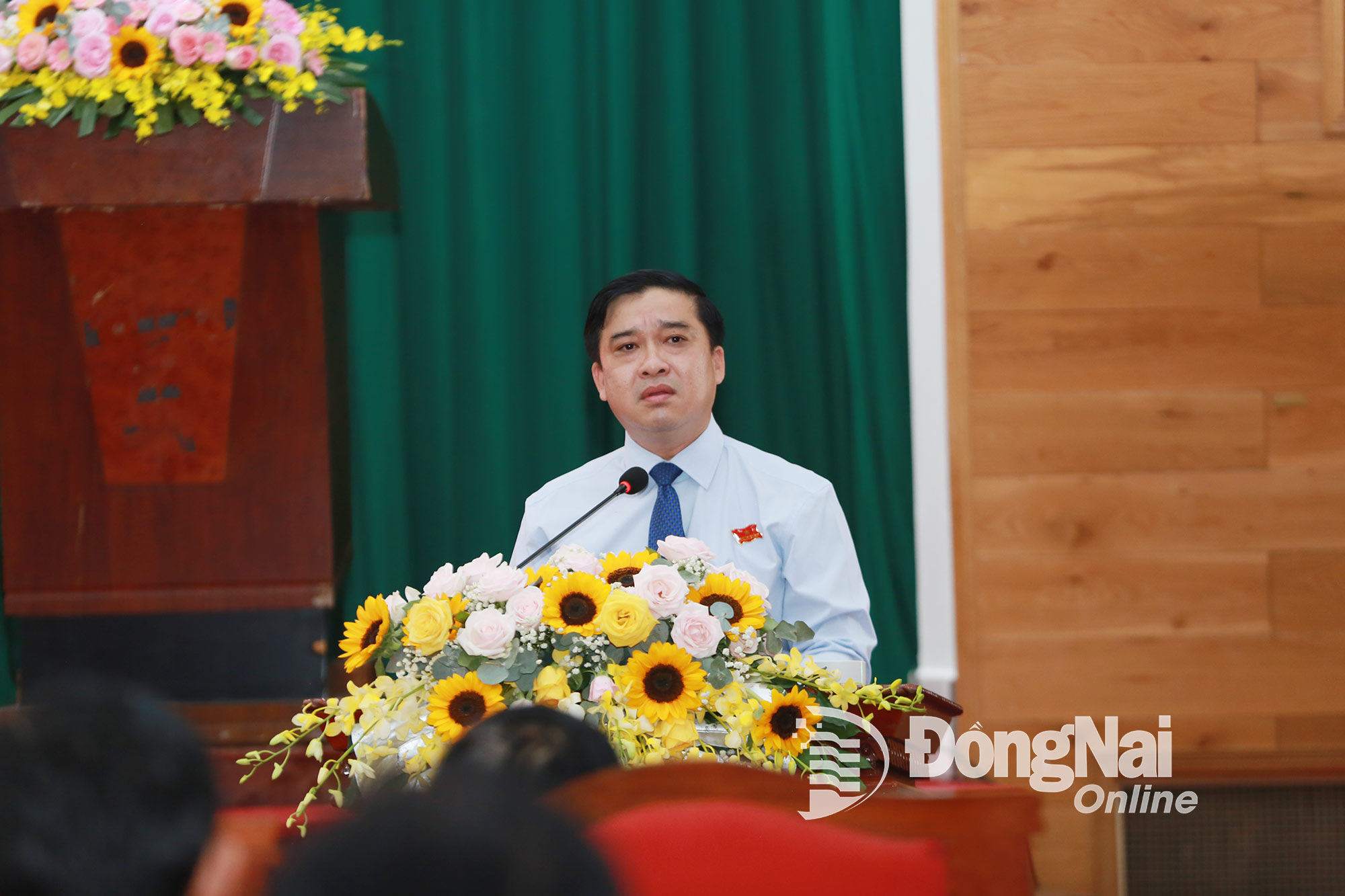 Tỉnh ủy viên, Phó chủ tịch UBND tỉnh Hồ Văn Hà phát biểu thảo luận tại kỳ họp. Ảnh: Huy Anh