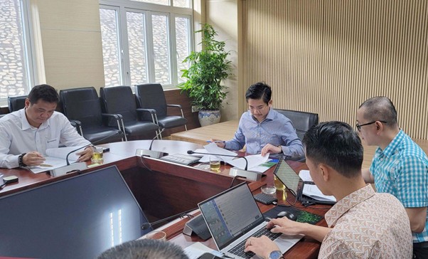 Đoàn công tác kiểm tra hồ sơ quản lý công trình.