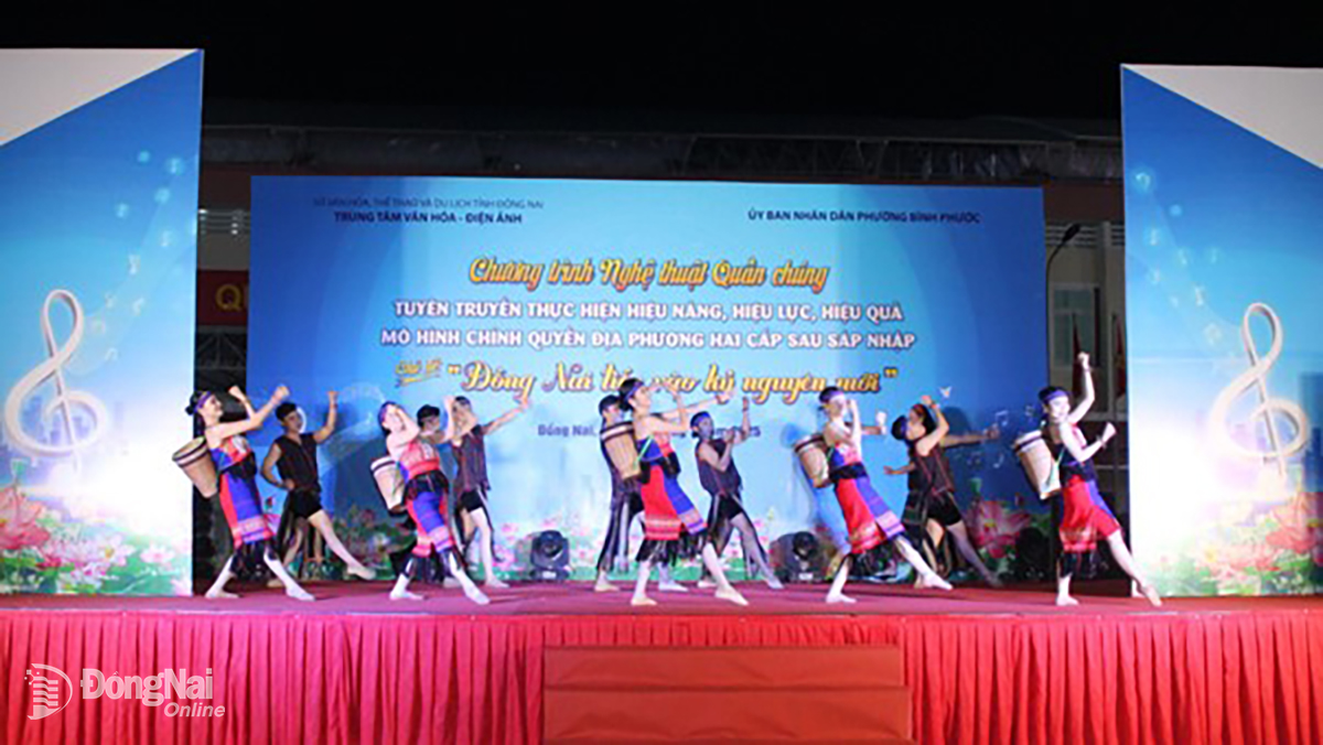 Các nghệ sĩ, diễn viên, tuyên truyền viên mang đến những phần biểu diễn với những ca khúc đi cùng năm tháng