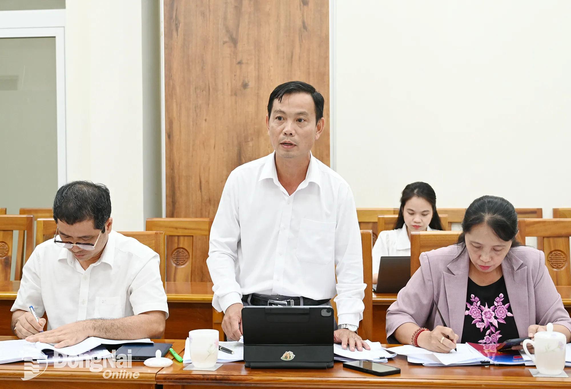 Các thành viên Tổ thẩm định đóng góp ý kiến tại buổi làm việc.