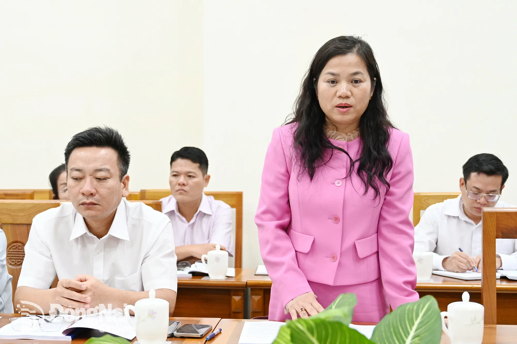 Tỉnh ủy viên, Bí thư Đảng ủy xã Tân Khai Quách Thị Ánh báo cáo công tác chuẩn bị đại hội.