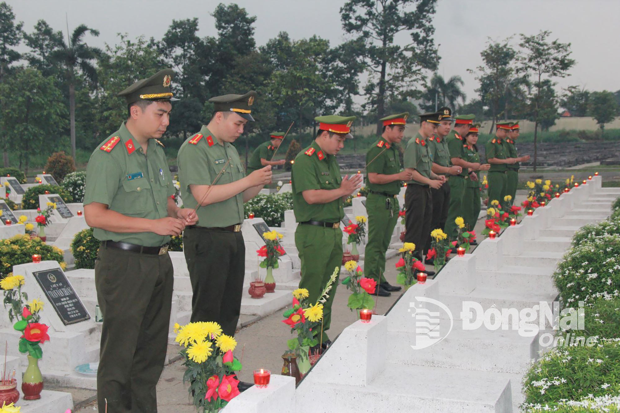 Cán bộ, đoàn viên thanh niên Công an tỉnh dâng hương lên phần mộ liệt sĩ. Ảnh: Nga Sơn