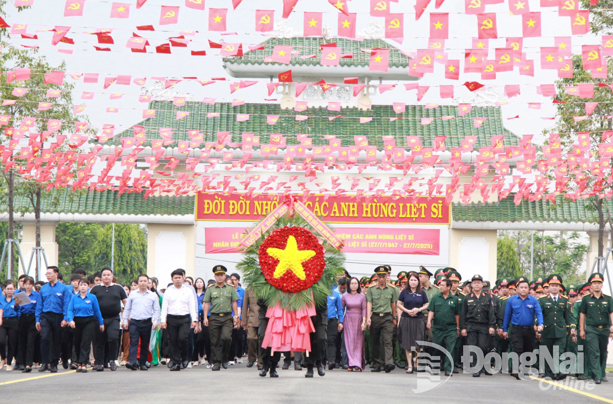 Các đại biểu và cán bộ, đoàn viên, thanh niên dâng vòng hoa với dòng chữ Tuổi trẻ Đồng Nai - đời đời nhớ ơn các anh hùng liệt sĩ. Ảnh: Nga Sơn