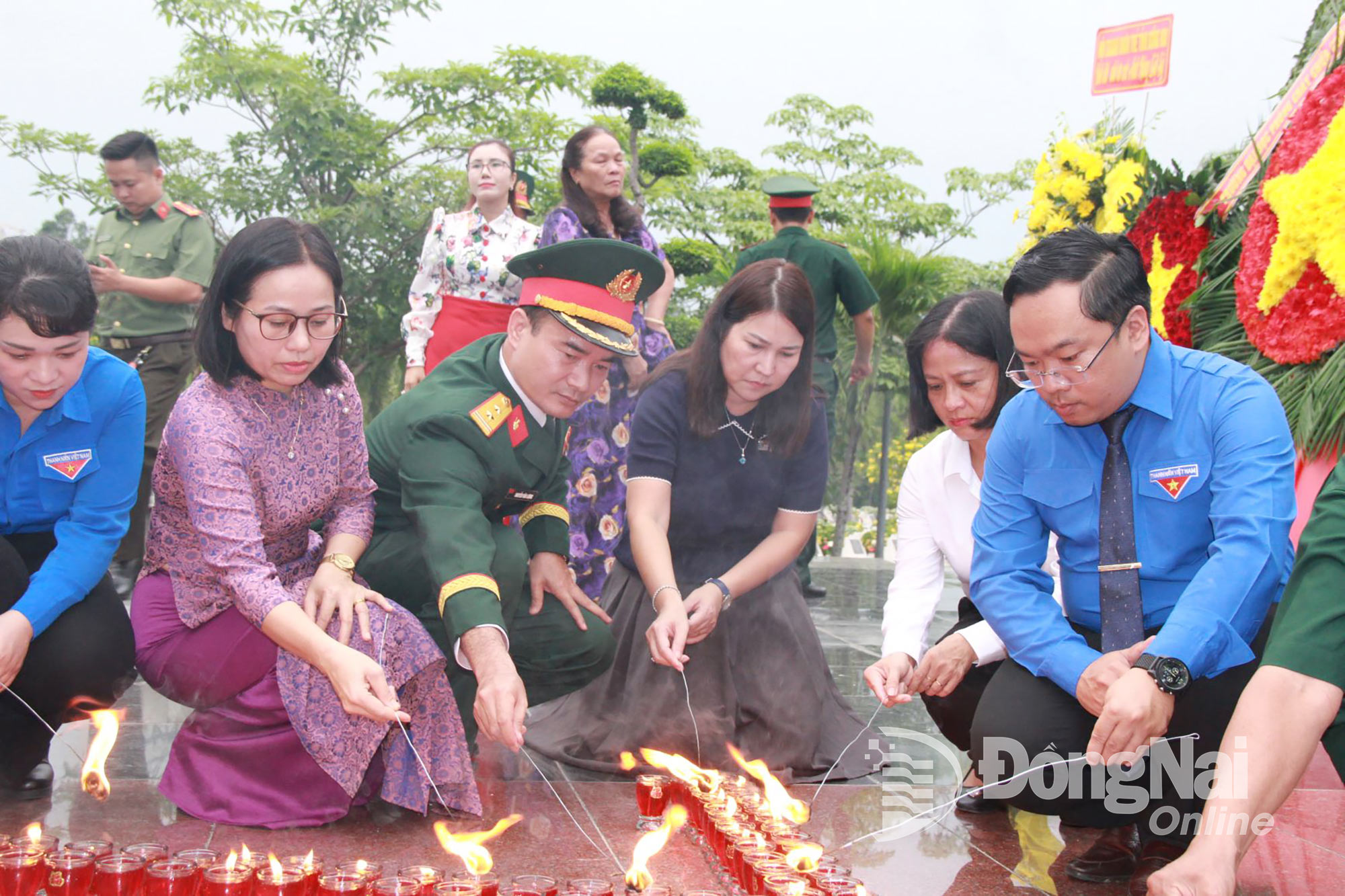 Các đại biểu thắp nến trên đài tưởng niệm các anh hùng liệt sĩ tại Nghĩa trang liệt sĩ tỉnh. Ảnh: Nga Sơn