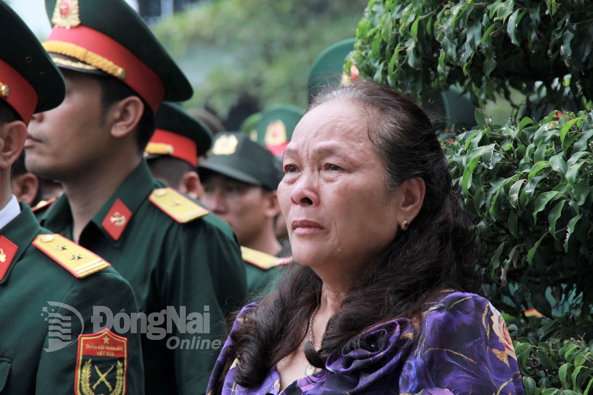 Một người dân xúc động khi tham gia Lễ thắp nến tri ân các anh hùng liệt sĩ do Tỉnh đoàn tổ chức. Ảnh: Nga Sơn