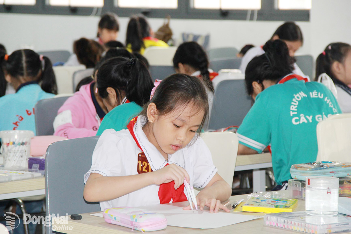 Các thí sinh tham gia cuộc thi vẽ tranh. Ảnh: Nga Sơn
