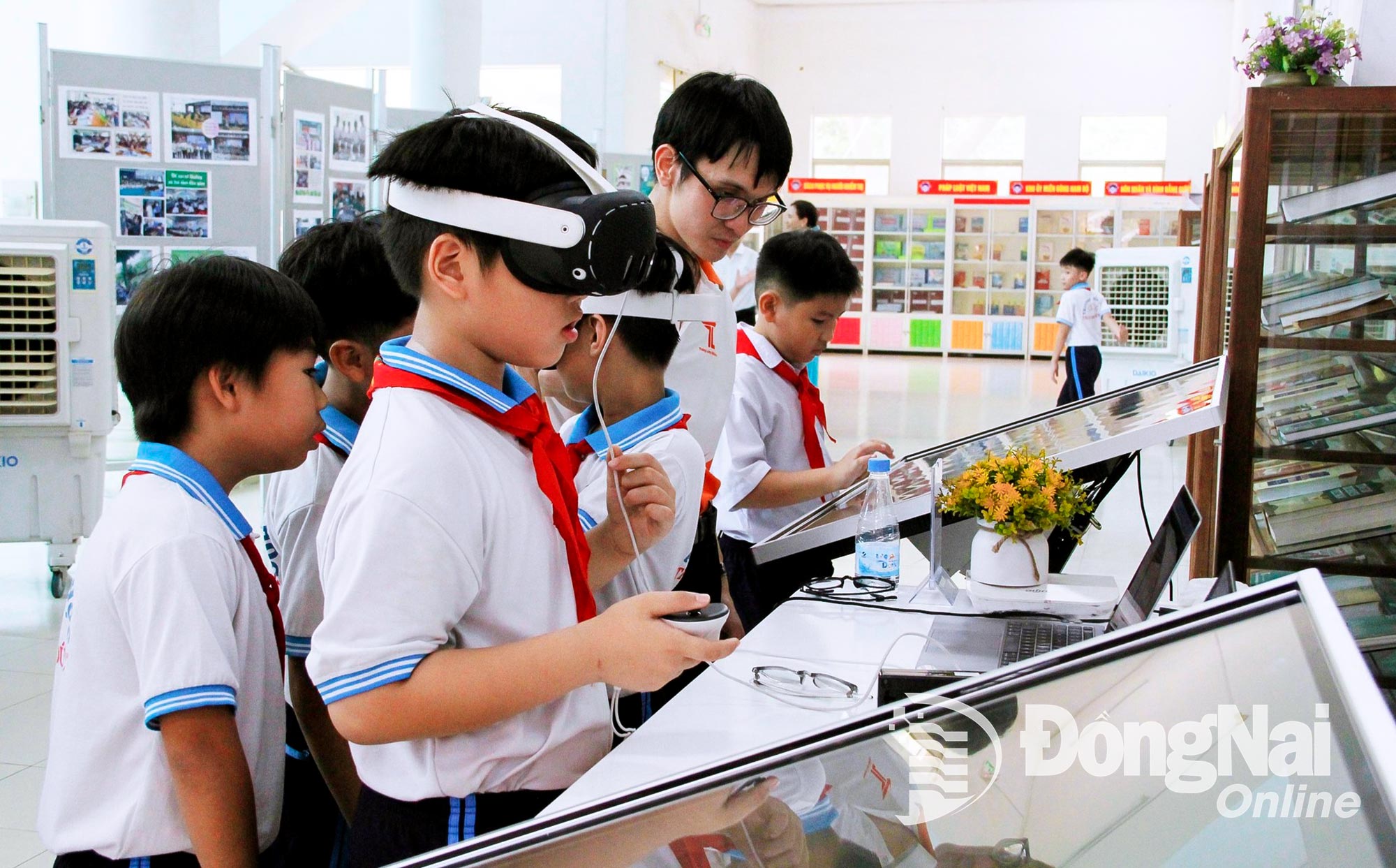 Các em học sinh trên địa bàn phường Trấn Biên trải nghiệm lịch sử, văn hóa Đồng Nai bằng công nghệ thực tế ảo tại Thư viện tỉnh năm 2025. Ảnh: L.Na