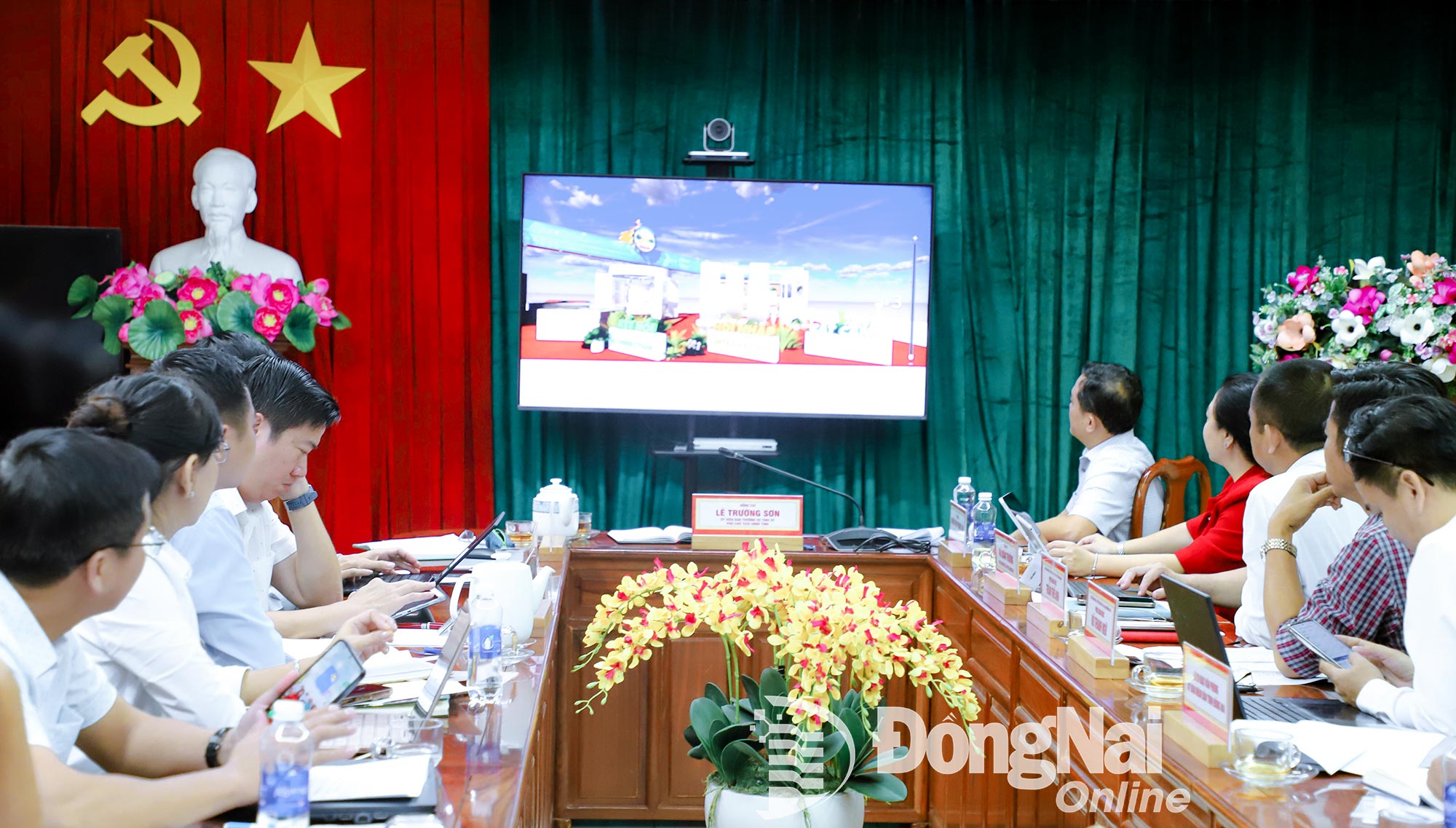 Bảo tàng Đồng Nai trình chiếu thiết kế tham gia Triển lãm Thành tựu của đất nước tại buổi làm việc với đồng chí Lê Trường Sơn, Ủy viên Ban Thường vụ Tỉnh ủy, Phó chủ tịch UBND tỉnh Đồng Nai,  chiều 18-7-2025. Ảnh: My Ny