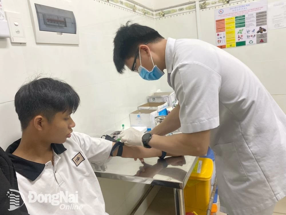 Một bệnh nhân lấy mẫu máu để thực hiện xét nghiệm 64 dị nguyên gây dị ứng. Ảnh: Hải Yến