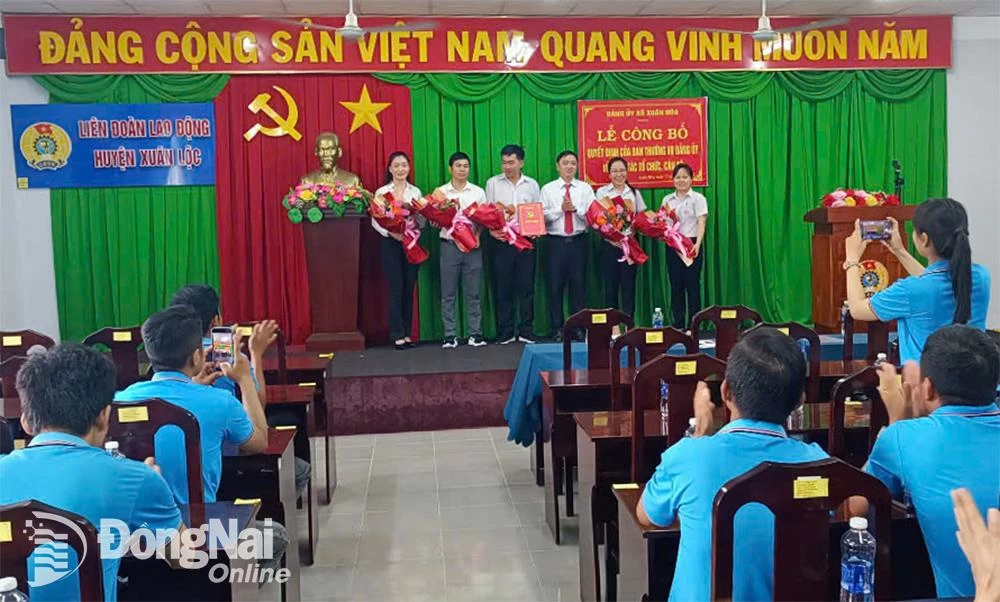 Đảng ủy xã Xuân Hòa công bố quyết định thành lập Chi bộ Công ty TNHH giày Dona Standard Việt Nam vào ngày 13-7. (Ảnh: ĐPCC)