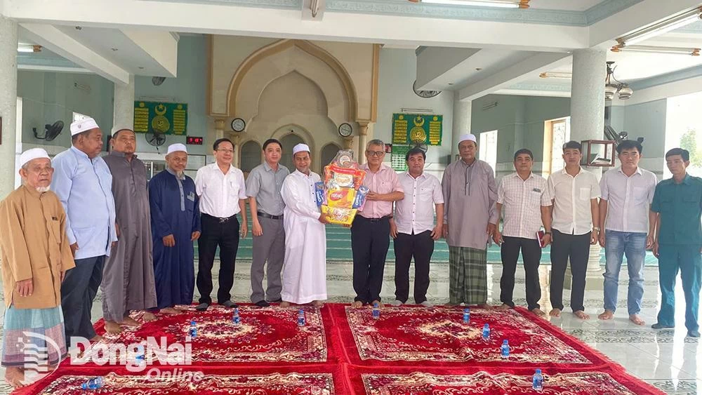 Bí thư Đảng ủy, Chủ tịch HĐND xã Xuân Hòa Tạ Quang Trường đến thăm và tặng quà các chức sắc, chức việc tại Thánh đường Hồi giáo Xuân Hưng vào ngày 16-7. Ảnh: ĐPCC