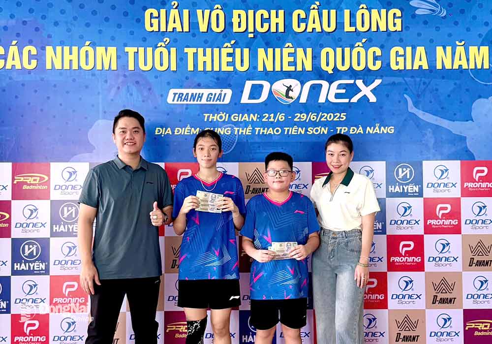 Tài năng trẻ Đồng Nai Nguyễn Thị Thu Huyền (thứ hai từ trái qua) chia vui thành tích với ban huấn luyện. Ảnh: NVCC