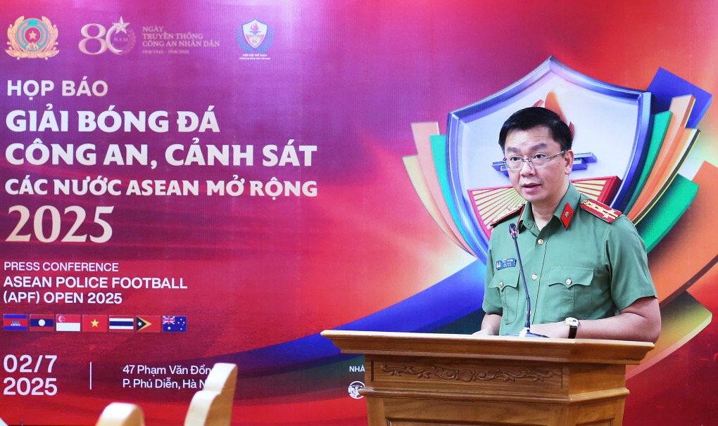 Cục trưởng X03, Đại tá Phạm Kim Đĩnh phát biểu tại họp báo công bố giải bóng đá Công an, Cảnh sát ASEAN mở rộng 2025, ở trụ sở Bộ Công an, Hà Nội, ngày 2-7-2025. Ảnh: BTC