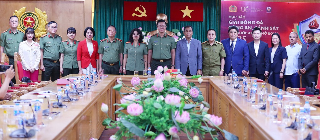 Đại diện ban tổ chức, các đội, đơn vị đồng hành tham dự sự kiện. Ảnh: BTC cung cấp