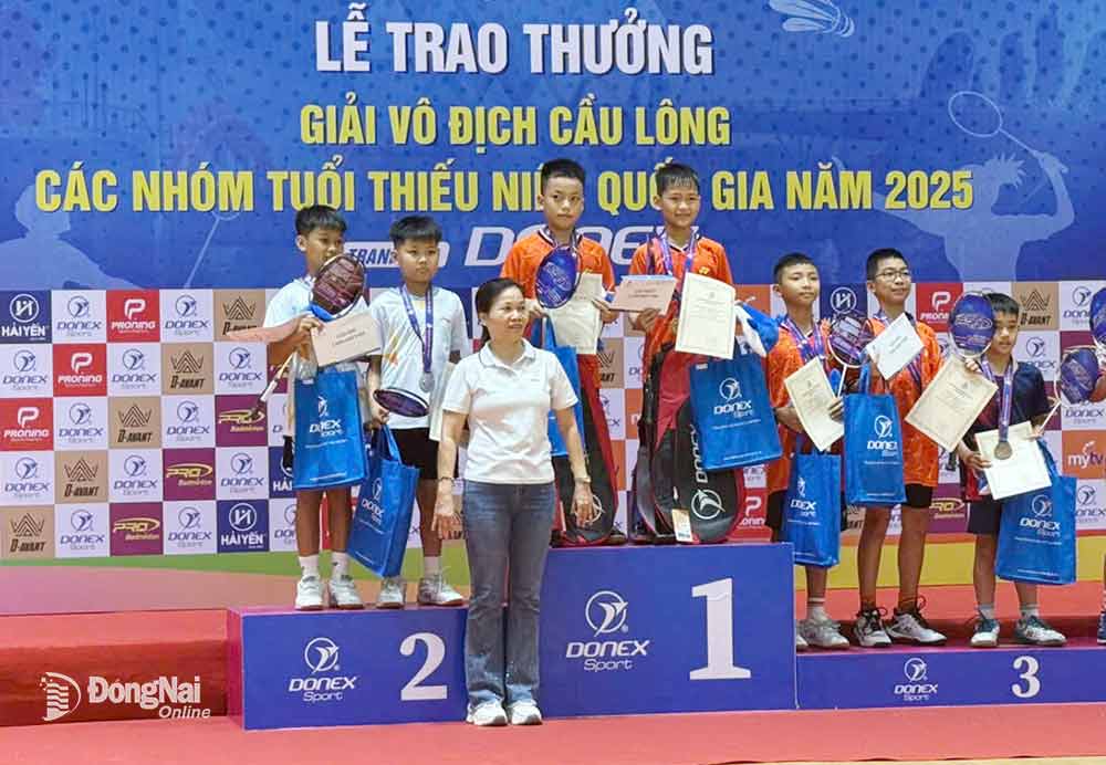 Cặp vận động viên Trần Minh Tuấn - Nguyễn Tất Đạt (Đồng Nai) trên bục nhận huy chương bạc nội dung đôi nam U.11. Anh: NVCC 