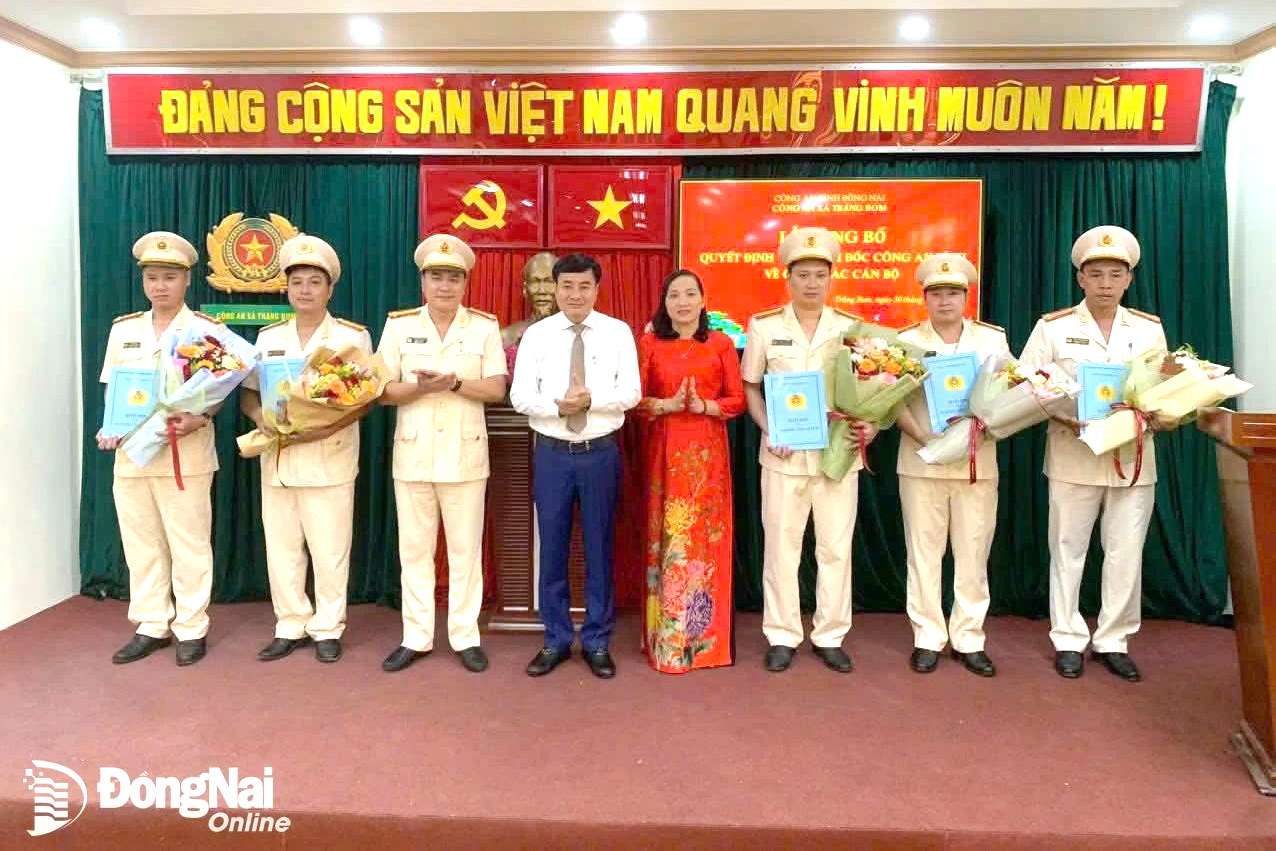 Lãnh đạo xã Trảng Bom trao quyết định, tặng hoa chúc mừng Ban chỉ huy Công an xã Trảng Bom. Ảnh: CTV