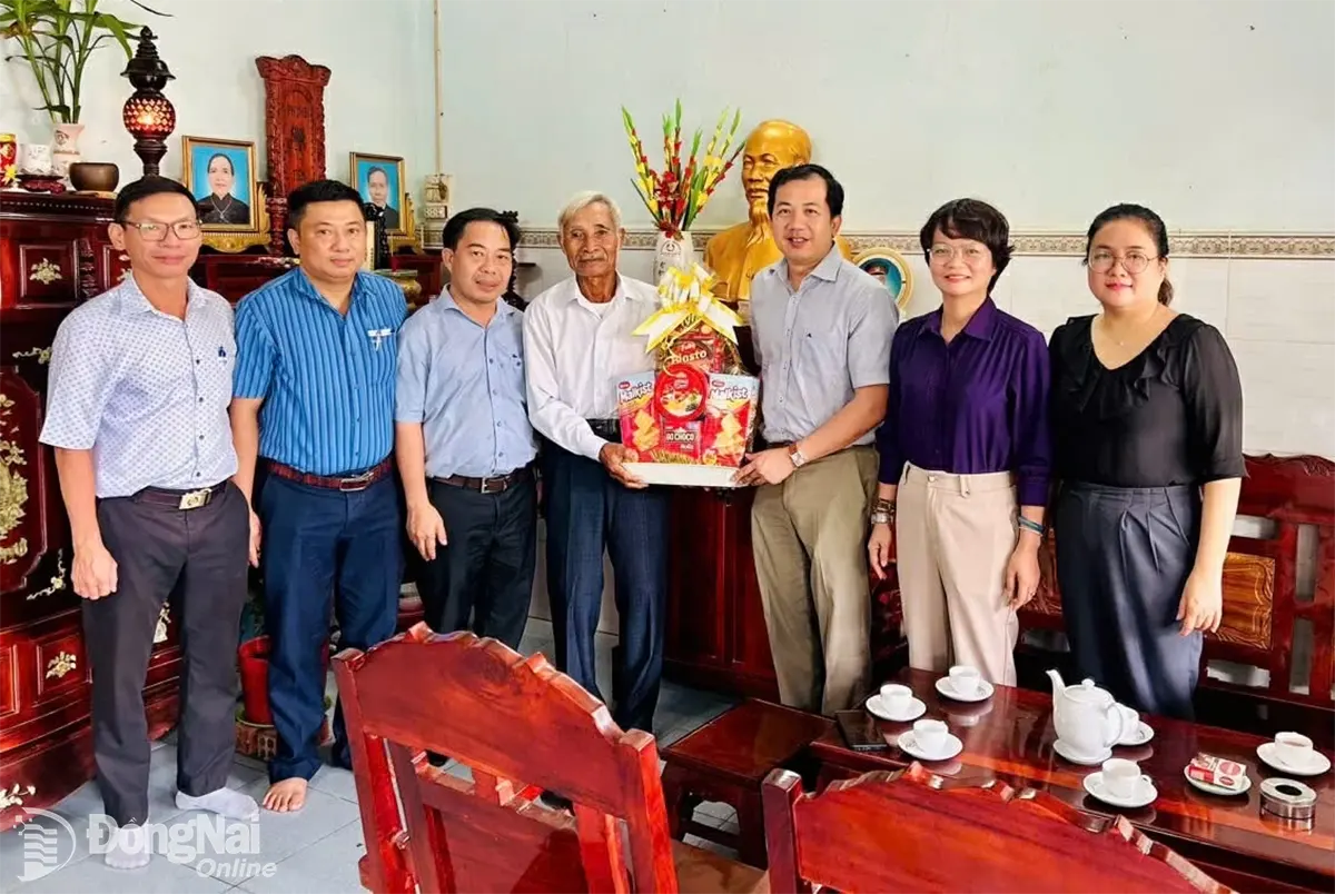 Đồng chí Lại Thế Thông (thứ 3 từ phải qua) cùng lãnh đạo ban, ngành của xã Xuân Phú thăm, tặng quà già làng Hùng Văn Xứng (ở giữa). Ảnh: Minh Ánh  
