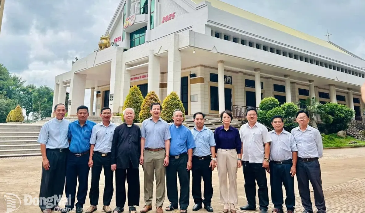 Đồng chí Lại Thế Thông (thứ 5 từ trái qua) cùng lãnh đạo cấp ủy, chính quyền, MTTQ xã Xuân Phú thăm các vị linh mục, Ban hành giáo Giáo xứ Thánh Gia. Ảnh: Minh Ánh
