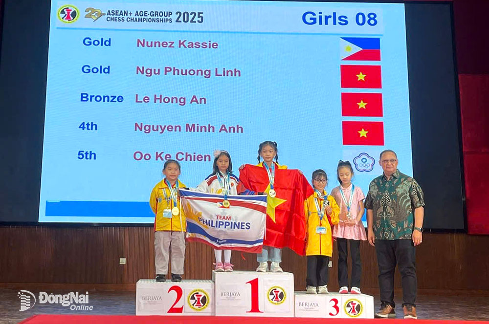 Kỳ thủ Ngũ Phương Linh (Đồng Nai) cùng Nunez Kassie (Philippines) cùng đồng đạt huy chương vàng cá nhân U.8 nữ Cờ tiêu chuẩn. Ảnh: NVCC