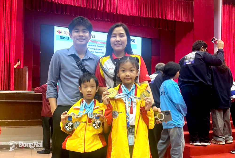 Hai kỳ thủ nhí Lê Minh Quang và Ngũ Phương Linh chia vui cùng với các huấn luyện viên. Ảnh: NVCC